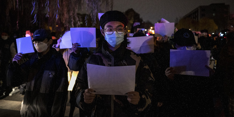 Le proteste domenica sera a Pechino (Kevin Frayer/Getty Images)
