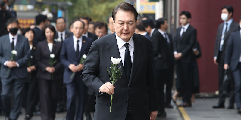 Il presidente coreano Yoon Suk-yeol a un evento di commemorazione per le vittime della strage (Chung Sung-Jun/Getty Images)