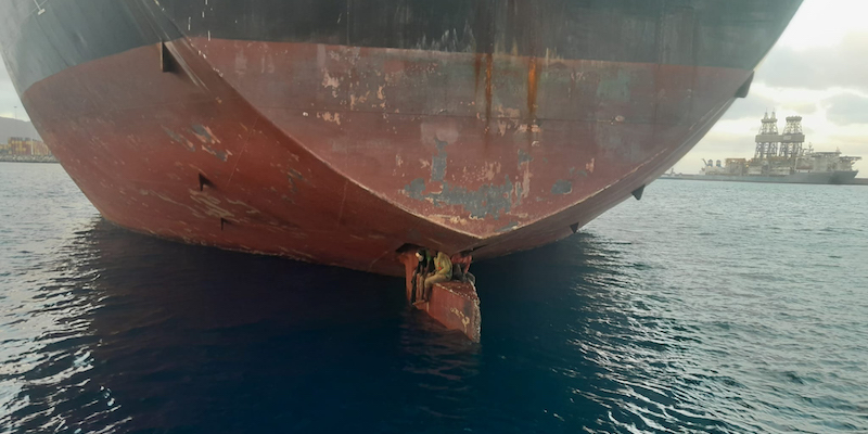 Tre migranti hanno viaggiato per undici giorni sul timone di una petroliera