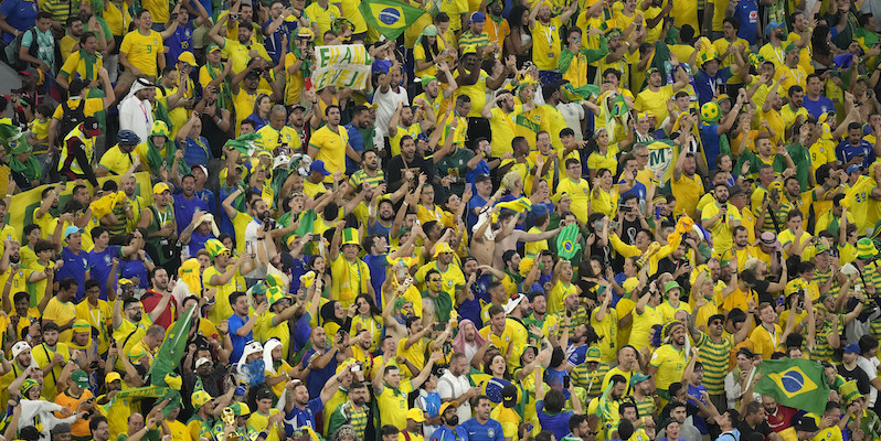 Tifosi del Brasile sugli spalti in Qatar (AP Photo/Darko Bandic)
