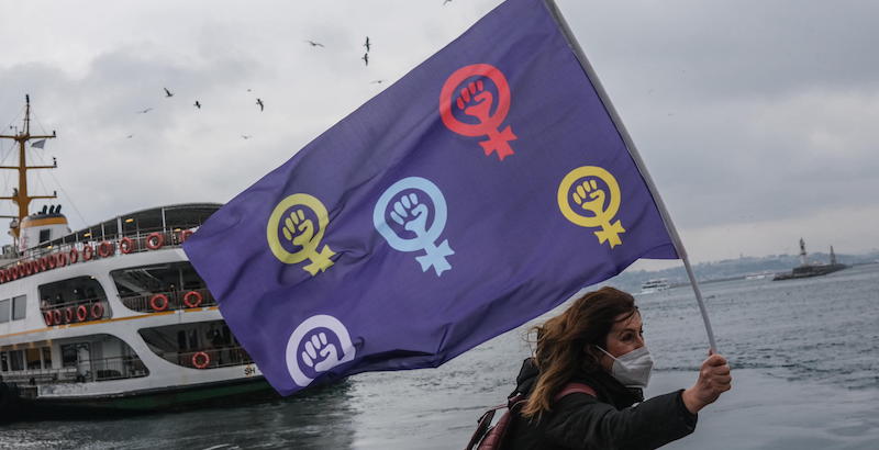 Una manifestazione femminista a Istanbul (ANSA/EPA/SEDAT SUNA)