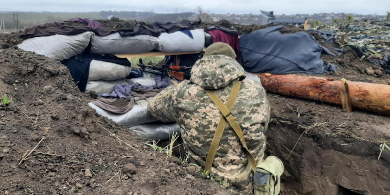 I soldati ucraini in prima linea in difesa dei villaggi a Rivne, Ucraina, aprile 2022 (ANSA/LORENZO ATTIANESE)