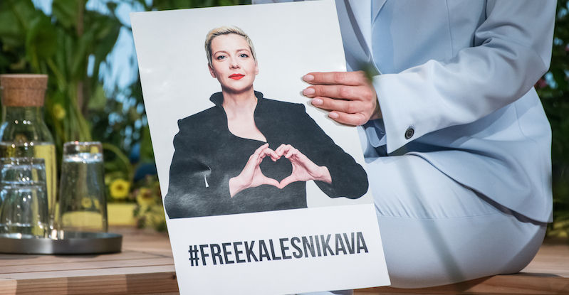 La sorella di Maria Kolesnikova con un cartello in cui chiede la sua liberazione, Berlino, giugno 2021 (Steffi Loos/Getty Images)