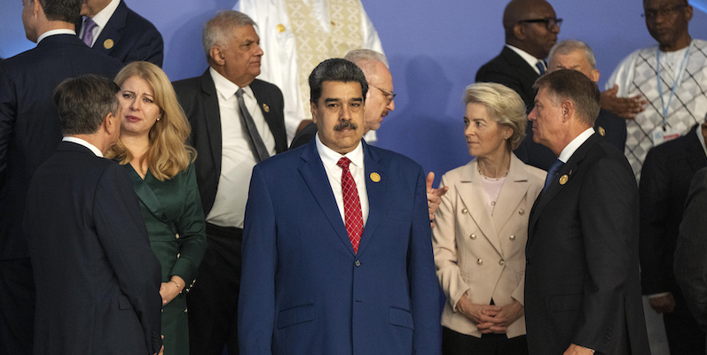 Nicolás Maduro prima della foto di gruppo della COP27 (AP Photo/Nariman El-Mofty)