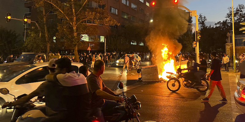 Un momento delle proteste antigovernative a Teheran (AP Photo)