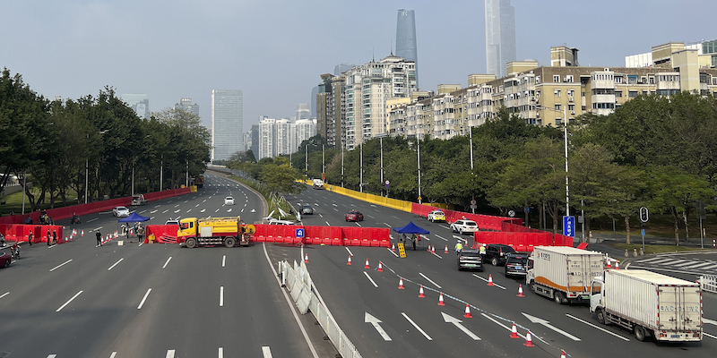 Barriere per isolare una zona sotto lockdown e un checkpoint nel quartiere Haizhu di Guangzhou, in Cina, l'11 novembre 2022 (AP Photo)
