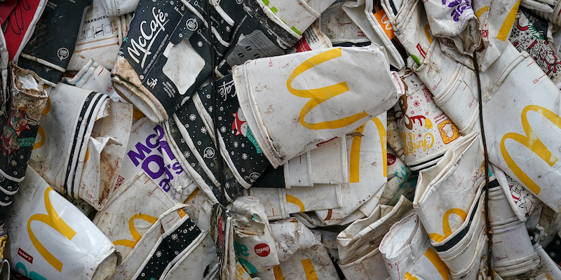 Bicchieri di carta usati e in attesa di essere riciclati in un impianto apposito a Kendal, in Inghilterra, il 17 aprile 2018 (Christopher Furlong/Getty Images)