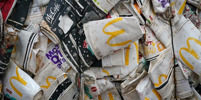 La Commissione Europea vuole che smettiamo di usare molti imballaggi usa e getta