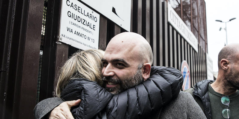 Roberto Saviano dopo un'udienza del suo processo per diffamazione (ANSA/ANGELO CARCONI)