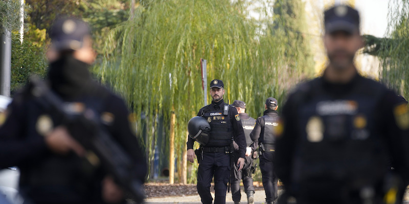 Agenti di polizia a guardia dell'area dell'ambasciata ucraina a Madrid, in Spagna (AP Photo/Paul White)