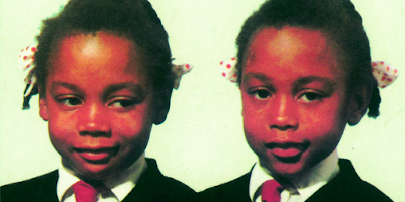 Da sinistra Jennifer e June Gibbons da bambine, in una fotografia riprodotta sulla copertina della prima edizione italiana di "Le gemelle che non parlavano" di Marjorie Wallace (Adelphi)