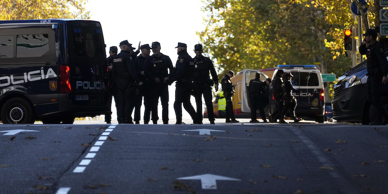 La polizia spagnola interviene presso l'ambasciata di Madrid (AP Photo/Paul White)