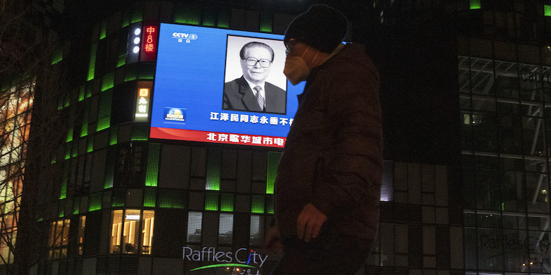 Jiang Zemin in un maxischermo a Pechino (AP Photo/Ng Han Guan)