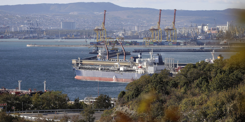 Un'imbarcazione carica di petrolio russo lascia un porto in Russia (AP Photo, File)