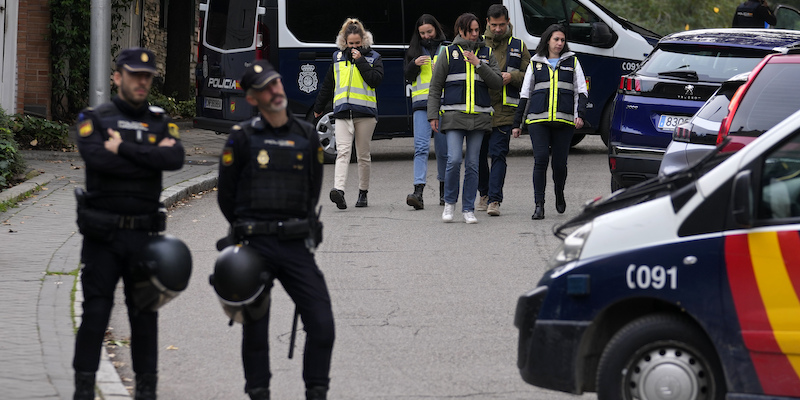 Agenti di polizia vicino all'ambasciata ucraina di Madrid, in Spagna (AP Photo/Paul White)