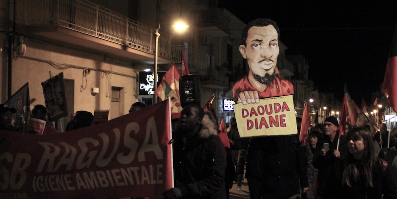 La manifestazione organizzata ad Acate per chiedere giustizia per Daouda Diane (il Post)
