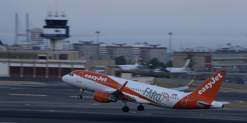 Un volo di EasyJet è stato fatto atterrare d'emergenza a Praga per una segnalazione di bomba a bordo, che poi non è stata trovata