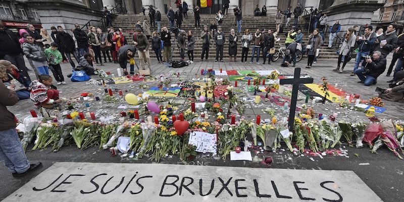 Una targa per commemorare le vittime degli attentati del 2016 a Bruxelles (AP Photo/Martin Meissner, file)