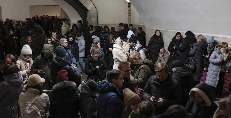 Decine di persone rifugiate nella metropolitana di Kiev (Jeff J Mitchell/Getty Images)