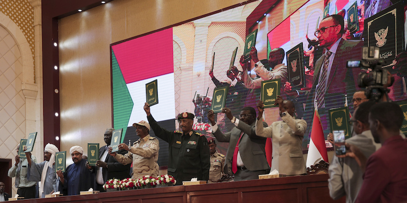 Il generale Abdel Fattah al Burhan mostra la copia dell'accordo a Khartum, Sudan, 5 dicembre (AP Photo/ Marwan)