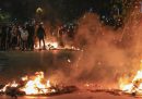 Lunedì ci sono state violente proteste a Salonicco, in Grecia, dopo che un poliziotto aveva sparato a un ragazzo rom che non aveva pagato la benzina