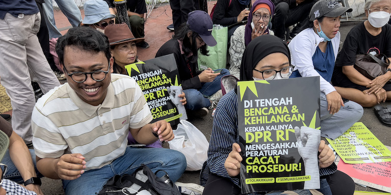 Un gruppo di manifestanti durante una protesta davanti al parlamento indonesiano a Giacarta (Donal Husni/ ZUMA Press Wire, ANSA)