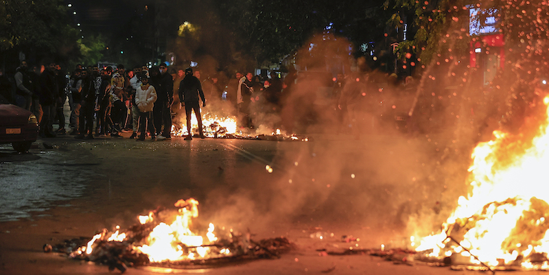 Manifestanti che bloccano una strada bruciando rifiuti a Salonicco (AP Photo/Dimitris Tosidis)