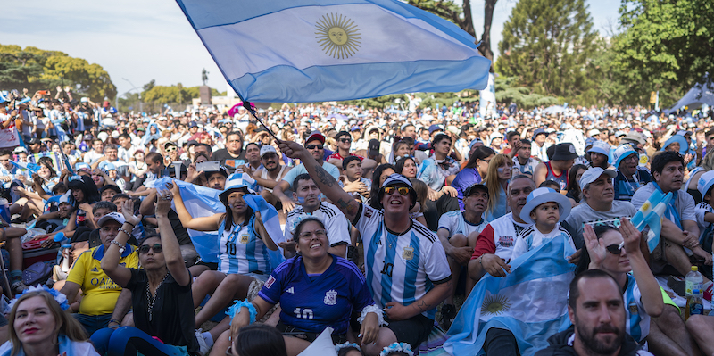 Tifosi argentini di fronte a un maxischermo a Buenos Aires (AP Photo/Victor R. Caivano)