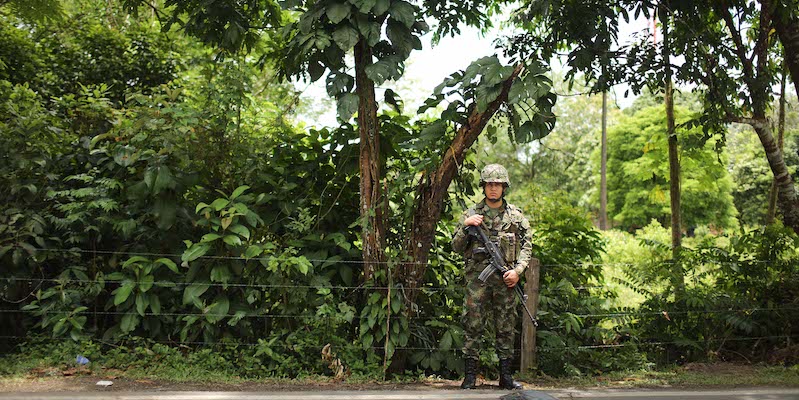 Un soldato dell'esercito colombiano di guardia lungo una strada di Florencia, 28 settembre 2016 (Mario Tama/Getty Images)