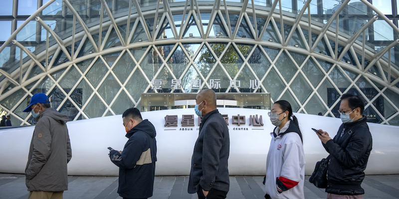 Persone in fila per i tamponi a Pechino, in Cina (AP Photo/Mark Schiefelbein)