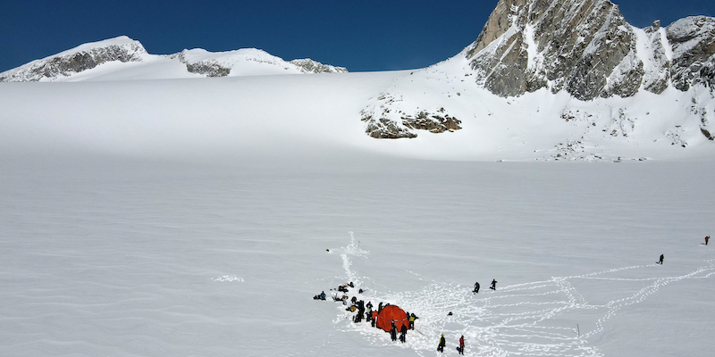 Il gruppo di ricerca che il 27 aprile 2022 ha fatto un sopralluogo sul ghiacciaio dell'Adamello (Juri Baruffaldi/ClimADA)