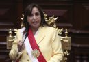 Dina Boluarte ha giurato come nuova presidente del Perù
