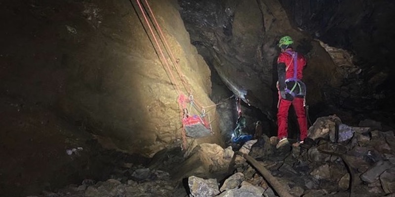 Uno speleologo è morto nella frana di una grotta in provincia di Lecco, in Lombardia