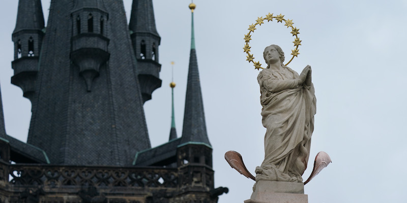 Una statua della Vergine Maria a Praga, in Repubblica Ceca (Sean Gallup/Getty Images)