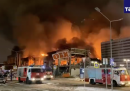 C'è stato un grande incendio in un centro commerciale vicino a Mosca