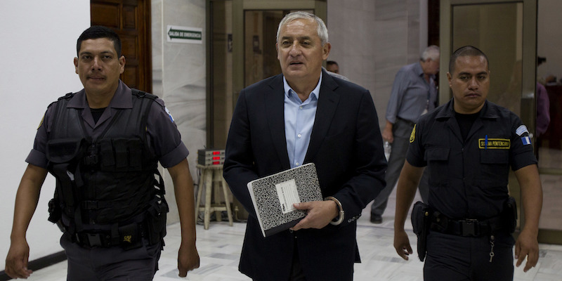 L'ex presidente del Guatemala Otto Pérez Molina durante un'udienza nel 2016 (AP Photo/ Moises Castillo)