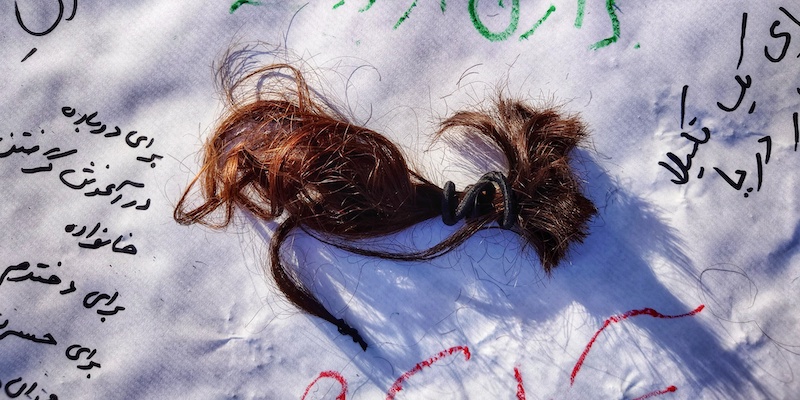 Una ciocca di capelli tagliata durante una manifestazione di solidarietà con le proteste in Iran organizzata a Monaco, in Germania (Credit Image: © Sachelle Babbar/ZUMA Press Wire)