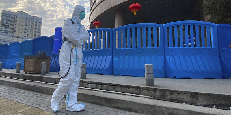 Un lavoratore in tuta protettiva a Wuhan (AP Photo/Ng Han Guan)