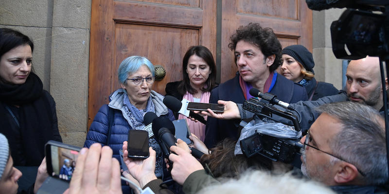 Da sinistra la giornalista Chiara Lalli, l'attivista Felicetta Maltese, l'avvocata Filomena Gallo e Marco Cappato alla stazione dei carabinieri di Santa Maria Novella a Firenze, 9 dicembre 2022 (ANSA/CLAUDIO GIOVANNINI)