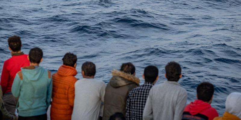 Alcuni dei 33 migranti che il 6 dicembre 2022 sono stati soccorsi dalla nave Louise Michel (Profilo Twitter della Louise Michel)