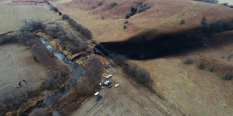 L'area in cui si è riversato petrolio dalla rottura di un oleodotto Keystone vicino a Washington, in Kansas, il 9 dicembre 2022 (DroneBase via AP, LaPresse)