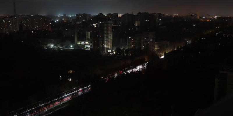 Odessa il 23 novembre 2022, durante una interruzione della fornitura di energia elettrica dovuta alla guerra (Oleksandr GIMANOV / AFP, ANSA)