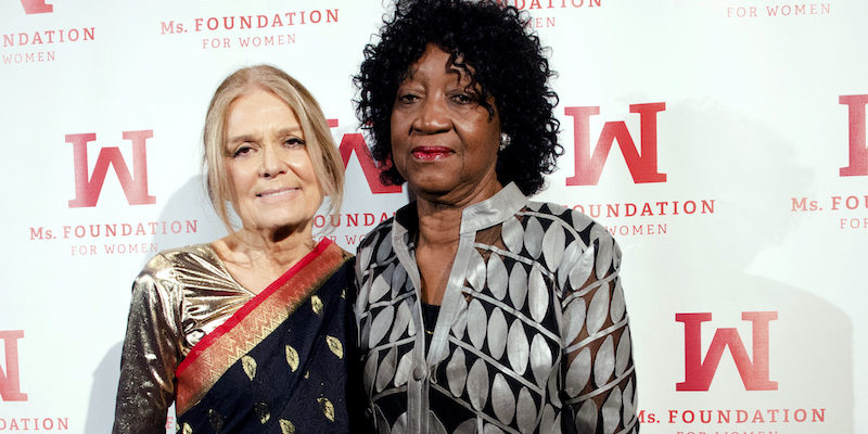 Dorothy Pitman Hughes, a destra, insieme a Gloria Steinem il primo maggio 2014 (Scott Roth/Invision/AP, File, LaPresse)