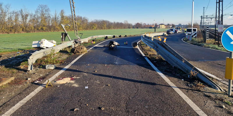 La strada in provincia di Alessandria dove è avvenuto l'incidente automobilistico che ha causato 3 morti l'11 dicembre 2022 (ANSA/Elena Girani)