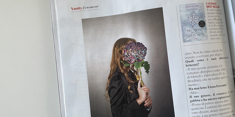 Una fotografia di Erin Doom con il viso coperto pubblicata sul numero di Vanity Fair in edicola fino al 14 dicembre 2022