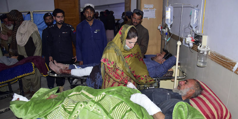 Alcune persone ferite nello scontro vengono curate in un ospedale di Quetta, in Pakistan (AP Photo/Arshad Butt)