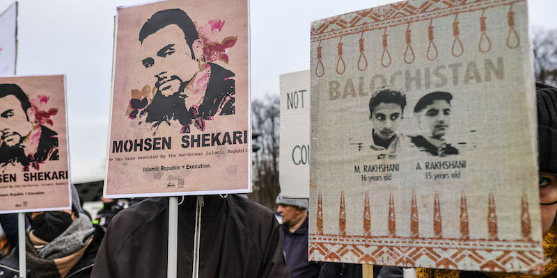 Un cartello con la faccia di Mohsen Shekari, la prima persona uccisa dal regime iraniano in seguito a una condanna a morte, durante una manifestazione a Berlino in solidarietà con le proteste iraniane (Photo by Omer Messinger/Getty Images)
