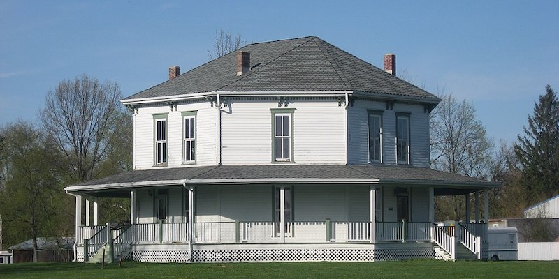 Una casa a pianta ottagonale costruita nel 1879 a Shirley, in Indiana (Wikimedia Commons)