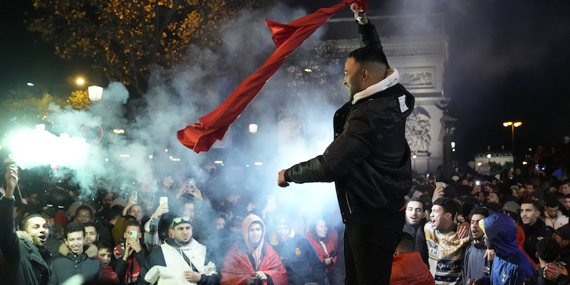 Tifosi del Marocco di fronte all'Arc de Triomphe a Parigi (AP Photo/Francois Mori)