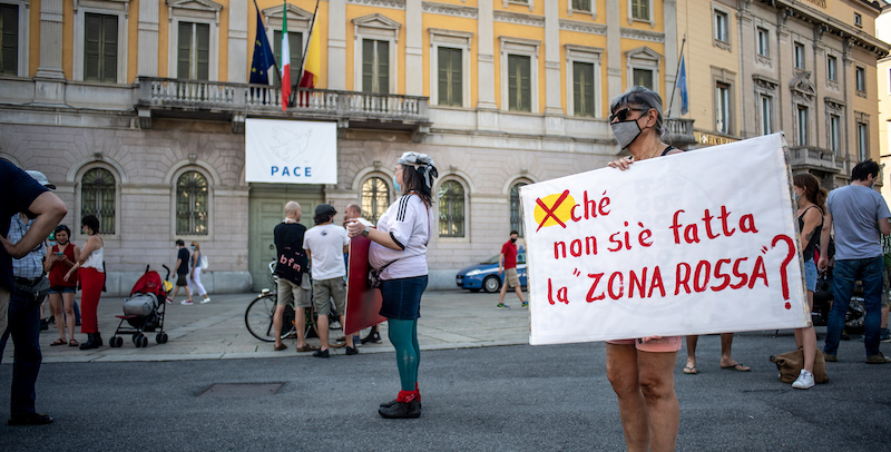Manifestanti a Bergamo chiedono di accertare responsabilità della gestione dell'emergenza coronavirus (Claudio Furlan/LaPresse)